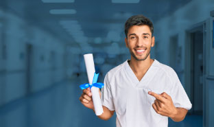 Solo Cibertec ofrece un título en dos años que te permite una rápida inserción laboral en el sector salud.​