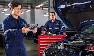Alumna de la escuela de ingeniería de Cibertec realizando el mantenimiento de maquinaria industrial.
