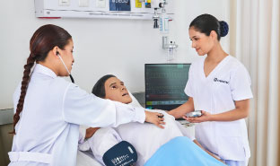 Solo Cibertec ofrece un título en dos años que te permite una rápida inserción laboral en el sector salud.​