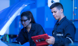 Obtén 3 certificaciones modulares y 6 de empleabilidad gratuitas desde el primer ciclo para potenciar tu empleabilidad.