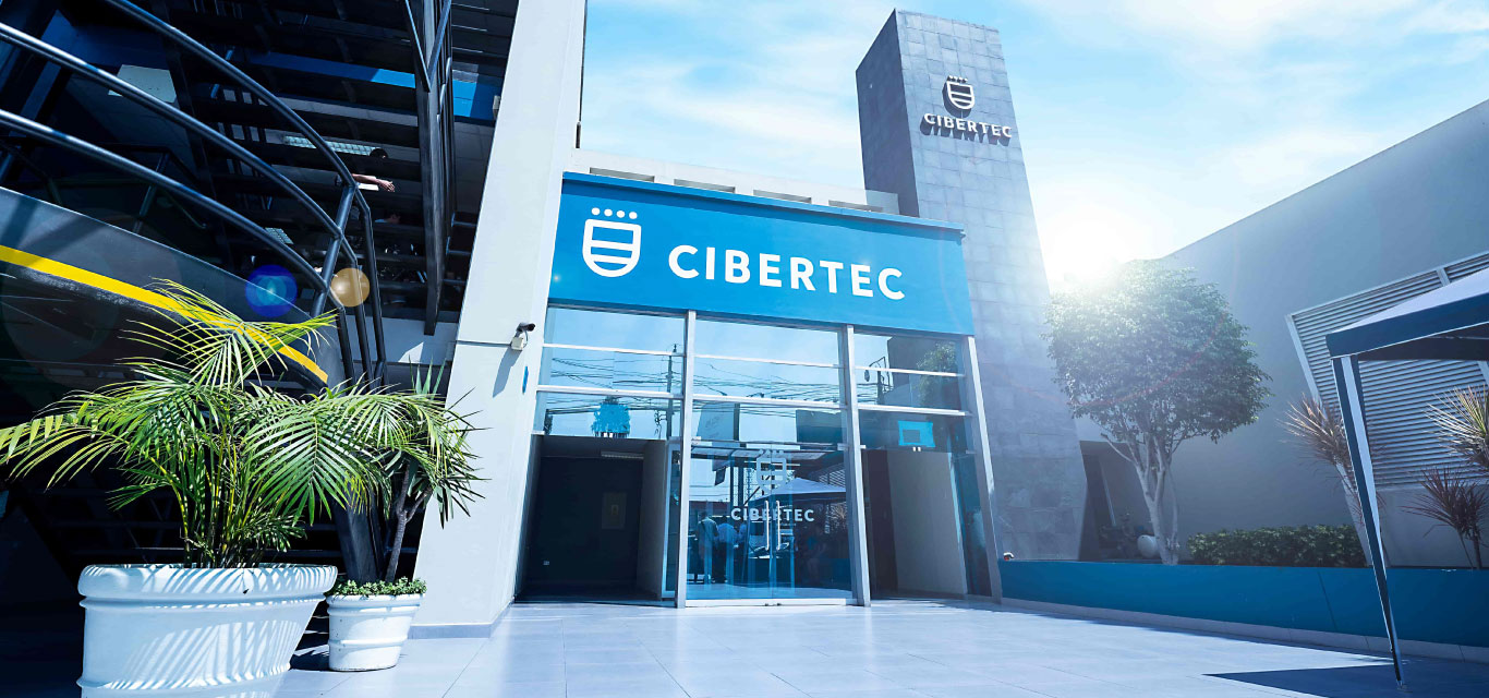 Conoce nuestras carreras con alta demanda laboral y nuestros cursos de formación continua en tecnología, gestión, diseño y más.