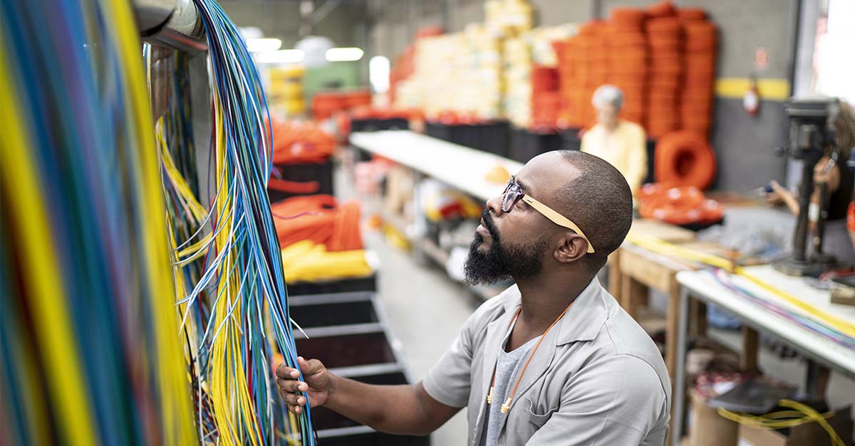 Ventajas de estudiar la carrera de Electrónica Industrial | Cibertec  Noticias