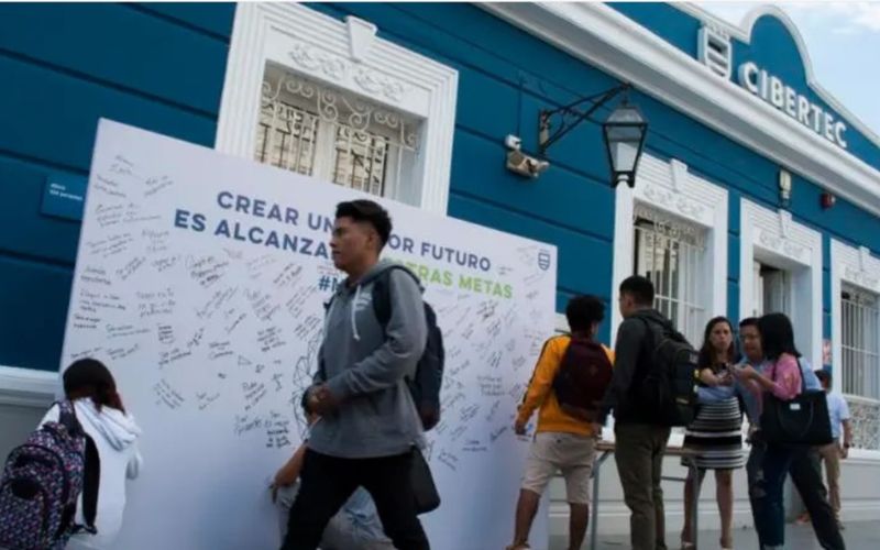 Exhibición de estudiantes rinde homenaje a la cultura peruana 